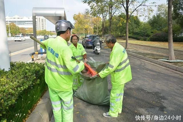 落叶萧萧下环卫清扫忙