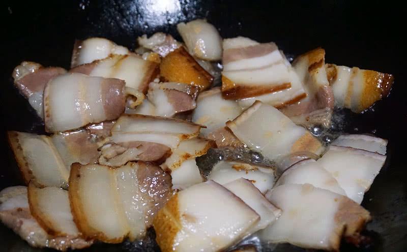 腊肉干锅茶树菇,妥妥的“米饭杀手”,手残党也能轻松搞定