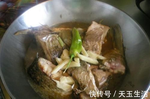不管炖啥鱼，不要放醋和酒！大厨教你这样做，鱼肉鲜嫩入味，不腥