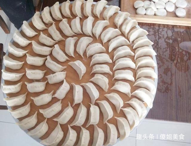 做素馅饺子时,别只会放鸡蛋,多加“1样”,比肉饺子还香