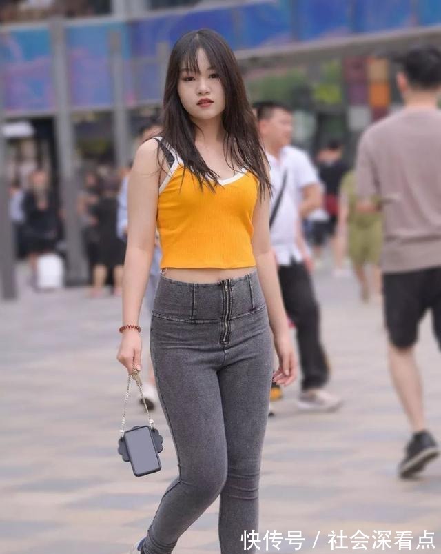 曲线|打底裤勾勒出完美身材,很简单素雅的搭配,玲珑曲线