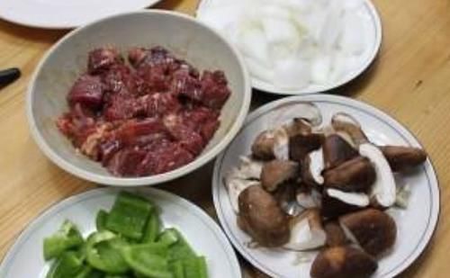 做烧烤时,其中腌制配方是关键,这样不管是烤啥都非常好吃