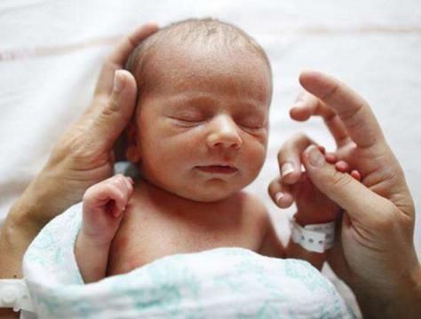 大脑|新生儿这个行为出现越早,说明大脑发育越好越聪明,你家宝宝有吗