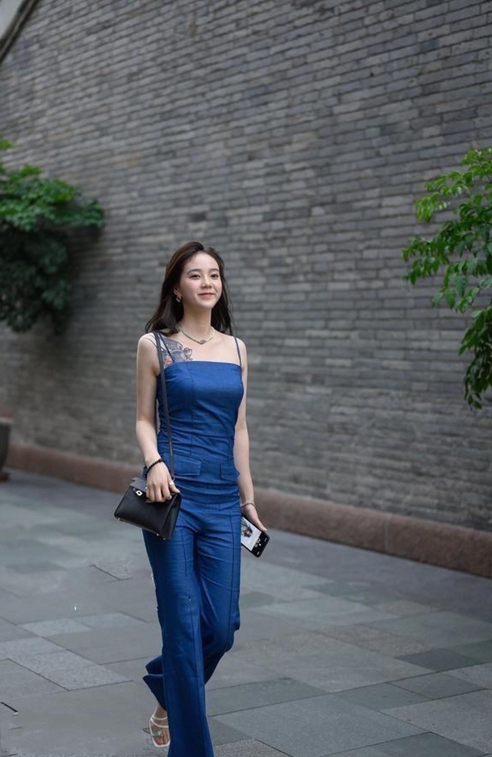 街拍,美女穿一袭小香风的连衣裙,看起来美美哒