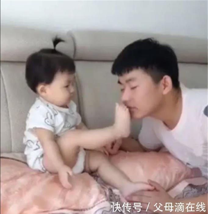 宝宝|女儿把脚丫子给爸爸闻,爸爸假装被臭晕,宝宝的举动让人笑出眼泪