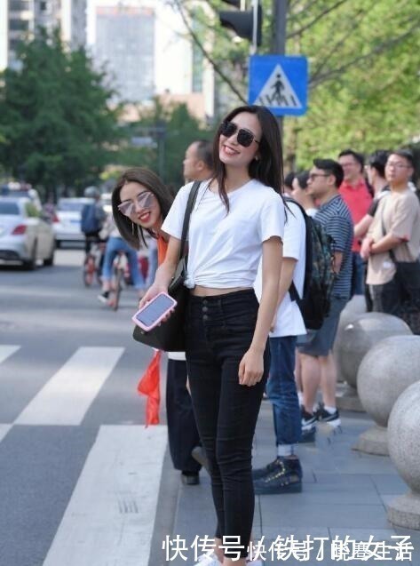 修身牛仔裤 修身牛仔裤加上小白衣,轻松搭配出休闲个性的美