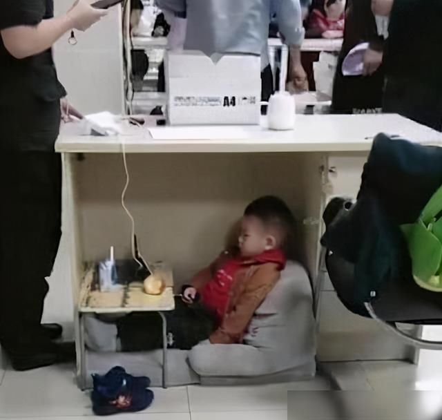 走红|“懂事宝宝”走红:和宝妈去公司上班,安静地坐在桌底下让人心疼