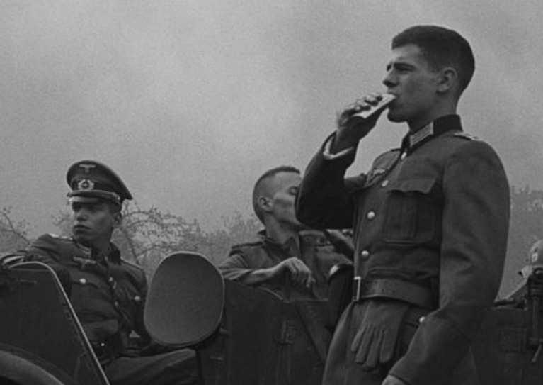 化险为夷|此人凭长相多次化险为夷,牧师给他办完葬礼后,又给他主持婚礼