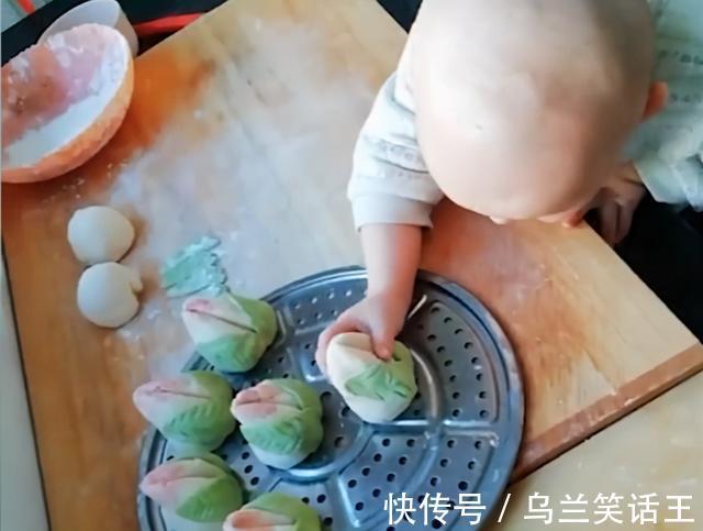 袜子|新疆一萌娃戴眼镜补脚上破袜子,以为是装模作样妈妈凑近一看笑喷