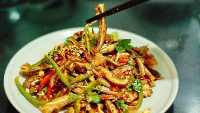 做法|猪耳朵这样做,吃着很香很过瘾,美味下饭还解馋,全家人抢着吃