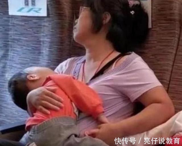 孩子|母亲带俩娃动车睡着,睡姿引网友热议:当妈后就见不得这种画面了