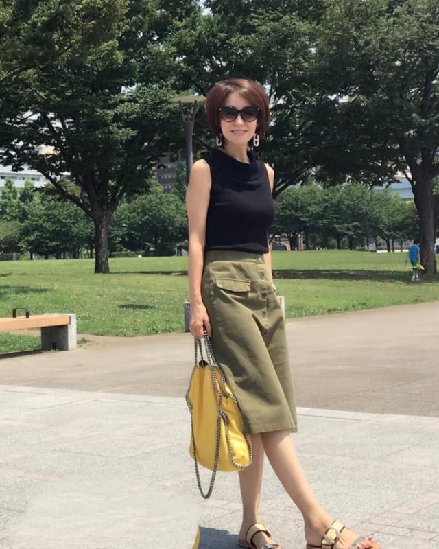 大方|这位日本主妇50岁,适龄穿搭简约又大方,堪称行走的时尚教科书