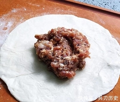 香菇猪肉大馅饼的做法