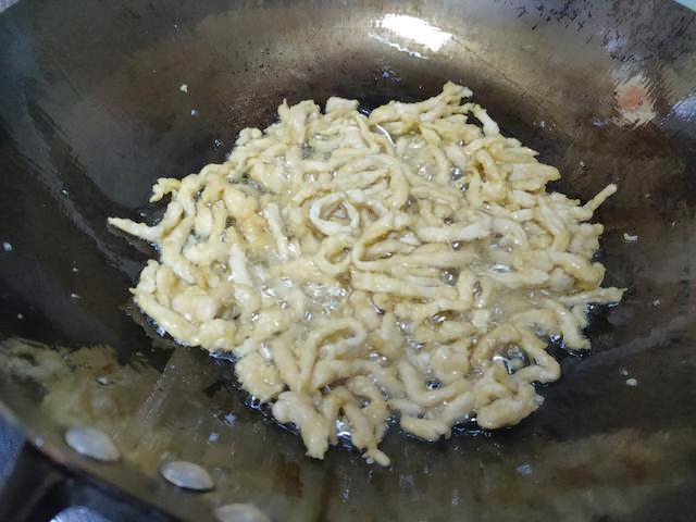 1分钟学会经典家常菜,香辣美味,肉丝滑嫩,一大盘不够吃