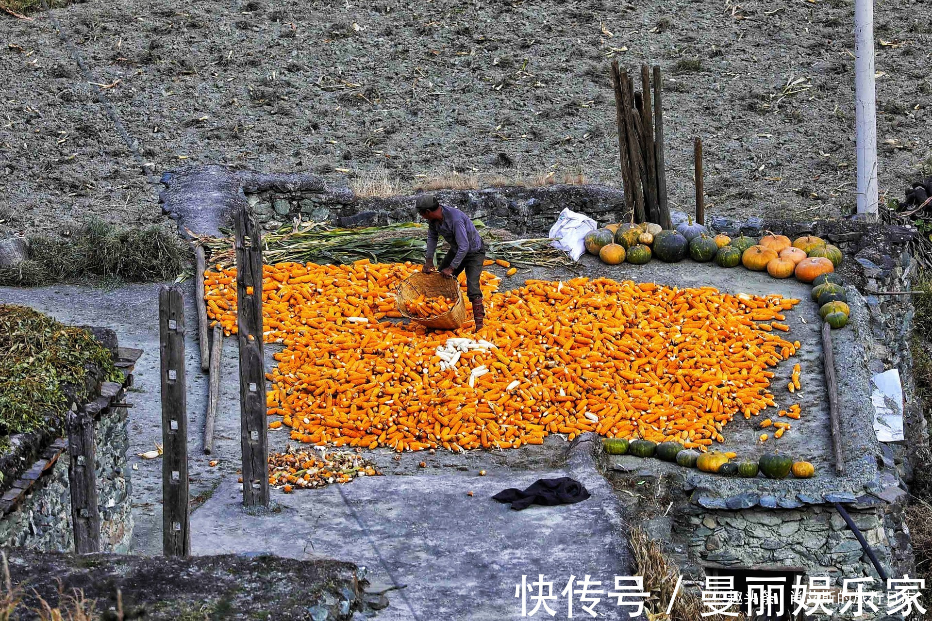 蜂巢|四川建在悬崖巨石上的村庄，全村屋顶连一起，远看如蜂巢世界罕见