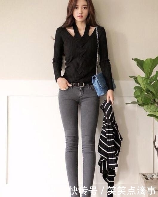 年轻靓丽的牛仔裤女孩,展现出自信女神的气质