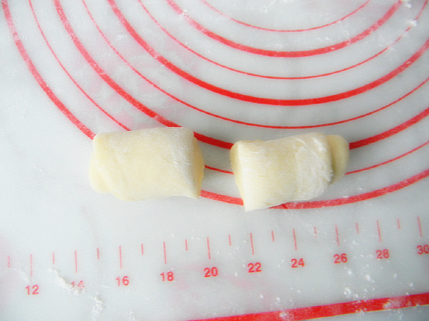 这种烤制的一次发酵小馒头,我隔三差五就做,每次做都会被吃光光