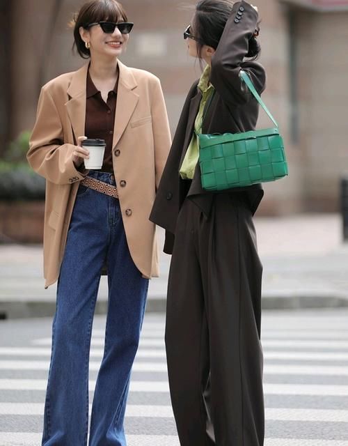  时尚|高级的冬季穿搭难吗？白色毛呢大衣配直筒裤就很时尚，值得借鉴