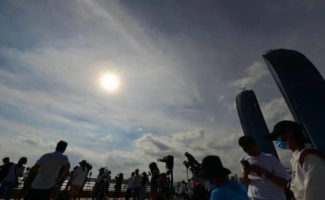 毫不逊色福州天空惊现“天狗吃日”+雷暴+彩虹太震撼了…回顾高光时刻