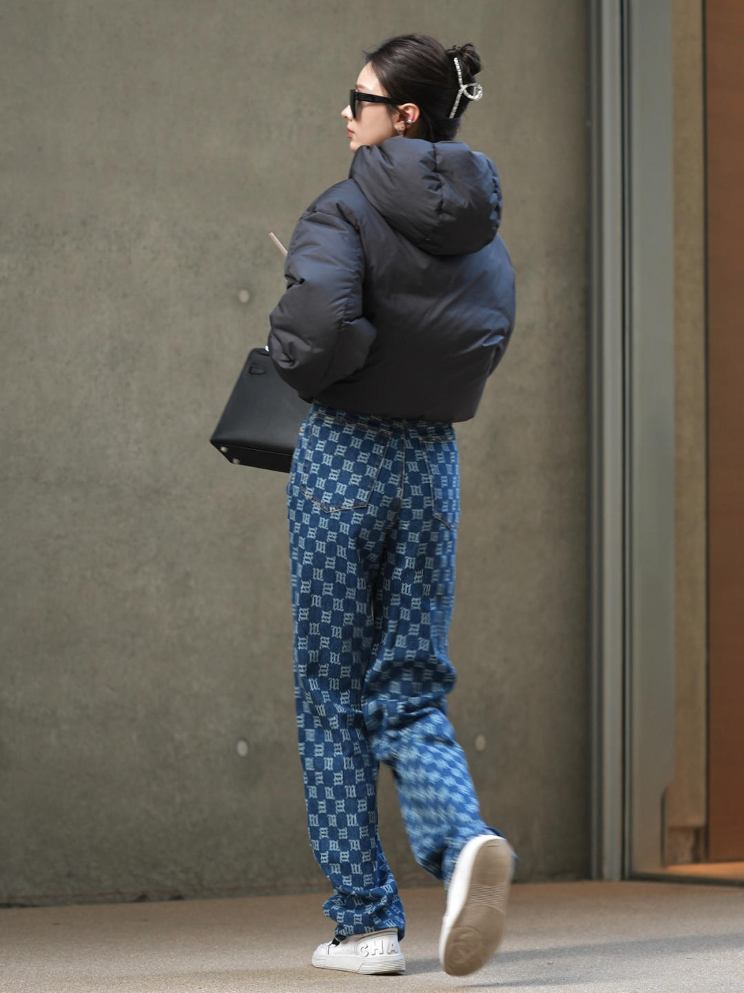 黑白配 简单的黑色羽绒服低调又大气,今冬备上一件,长款短款都好看