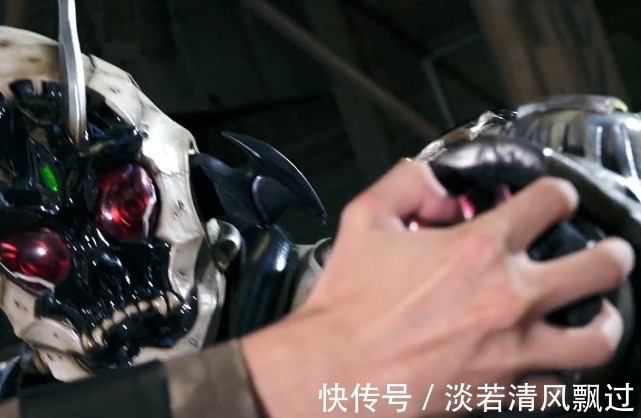 剑蝎|《假面骑士》中的神操作，剑蝎收钱不办事，零一蝗虫成精了