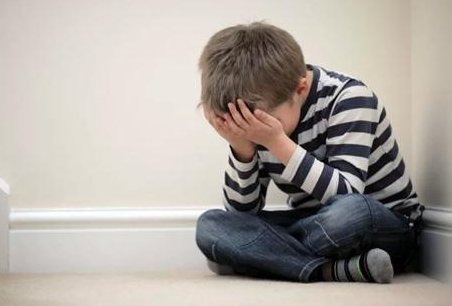 晓丽|5岁男童爱趴在床上摩蹭，两位妈妈的不同做法，影响了孩子未来