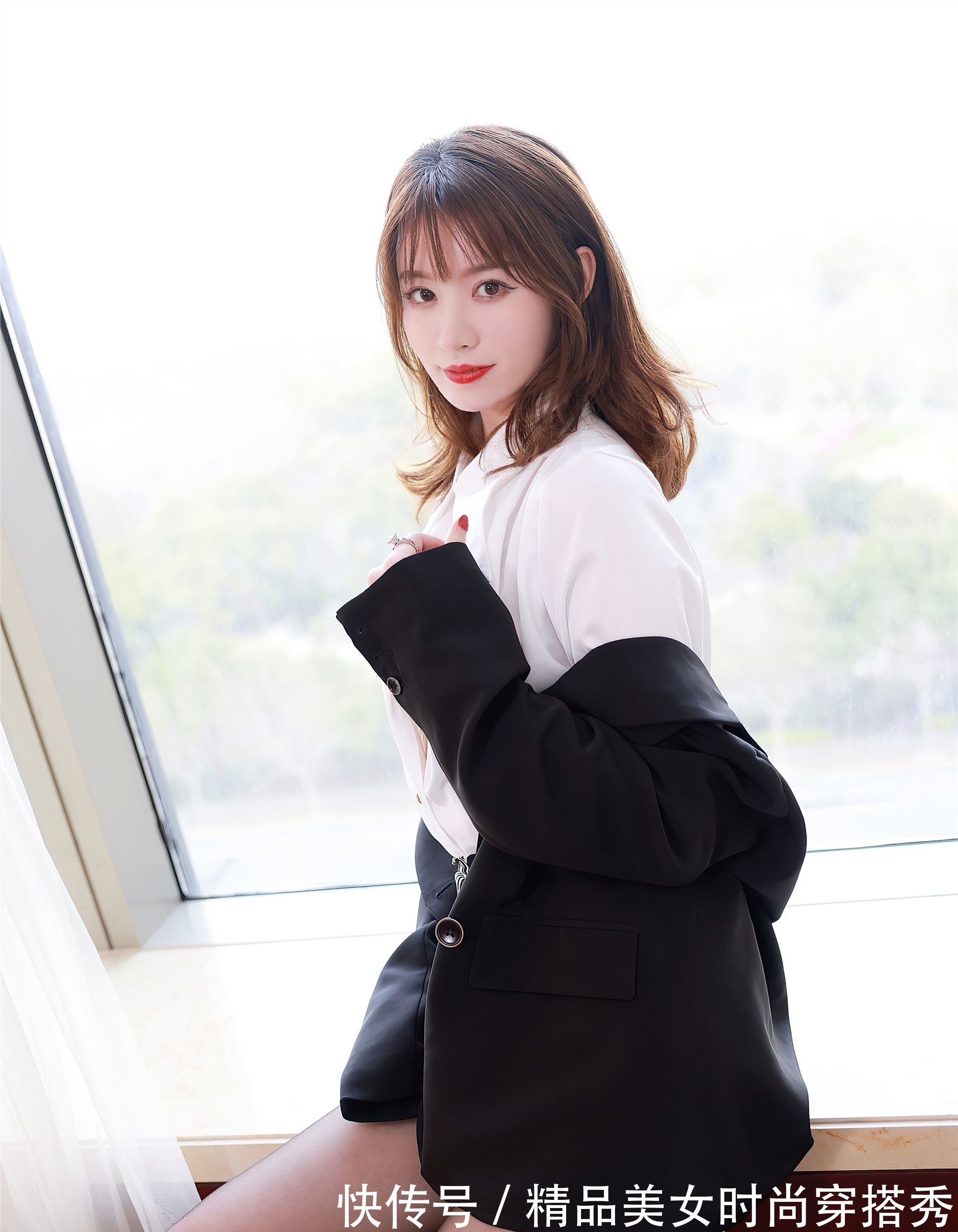 衬衫|白色的衬衫,很具高级感,下搭豹纹短裙,有一种时尚个性的感觉