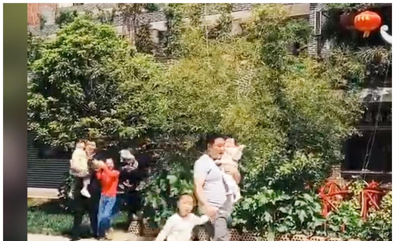 亲家|带女儿和儿子出门,爸爸们走路姿势大不相同,儿子:爸爸你还好吧