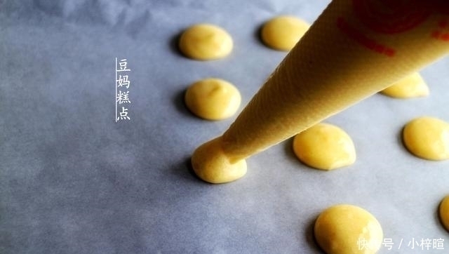 蛋黄小饼干|不用一滴油，教你做鸡蛋小饼干，只需3种食材，口口香又酥