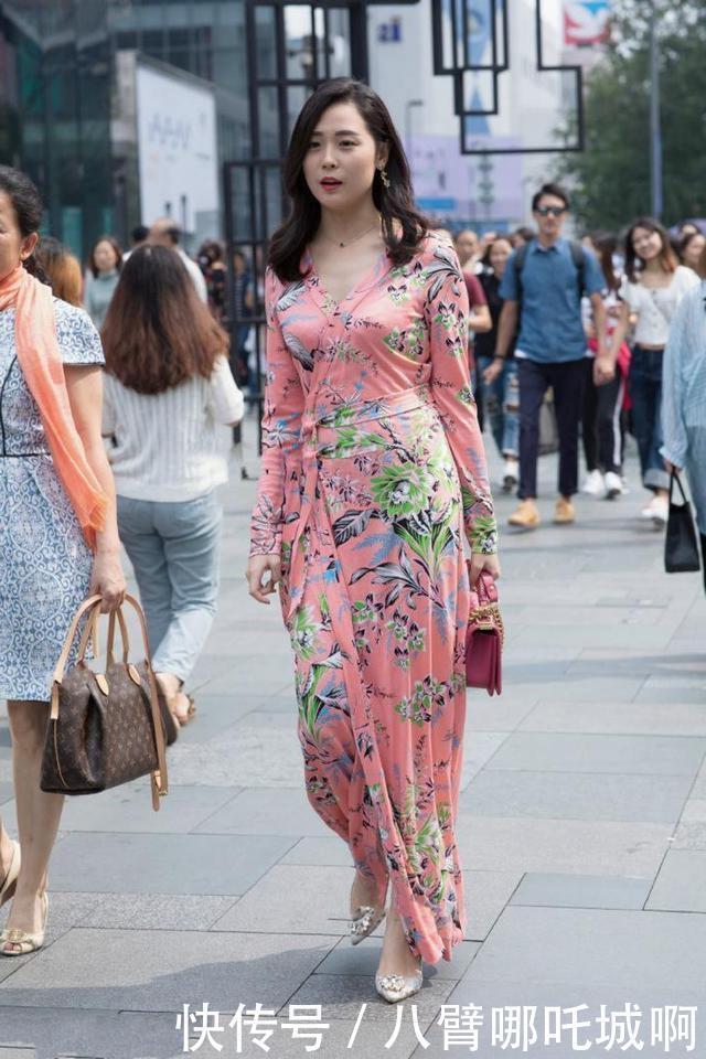 街拍纯白色套装衣,尽显女性风采