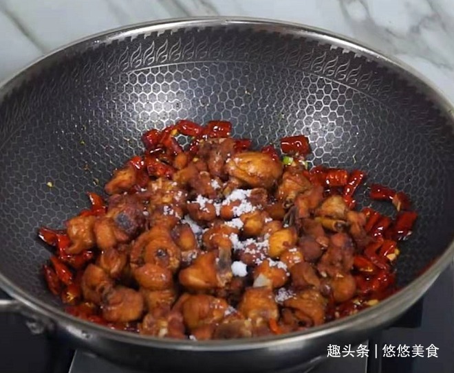 干锅辣子鸡,麻辣鲜香,外酥里嫩,好吃到让你沦陷!