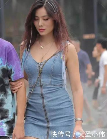 炫彩|美女街拍美女一身牛仔上衣,配上炫彩发型,hold全场