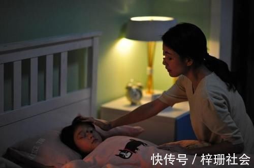 坏习惯|宝宝幼儿园遭人嫌弃,竟是因为口臭问题,取出这样东西后妈妈吐了