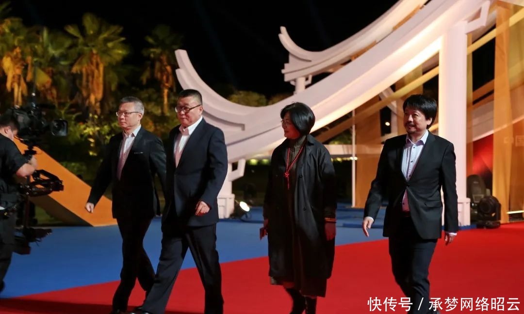 金鸡奖|《白云之下》导演王瑞斩获金鸡奖最佳导演奖