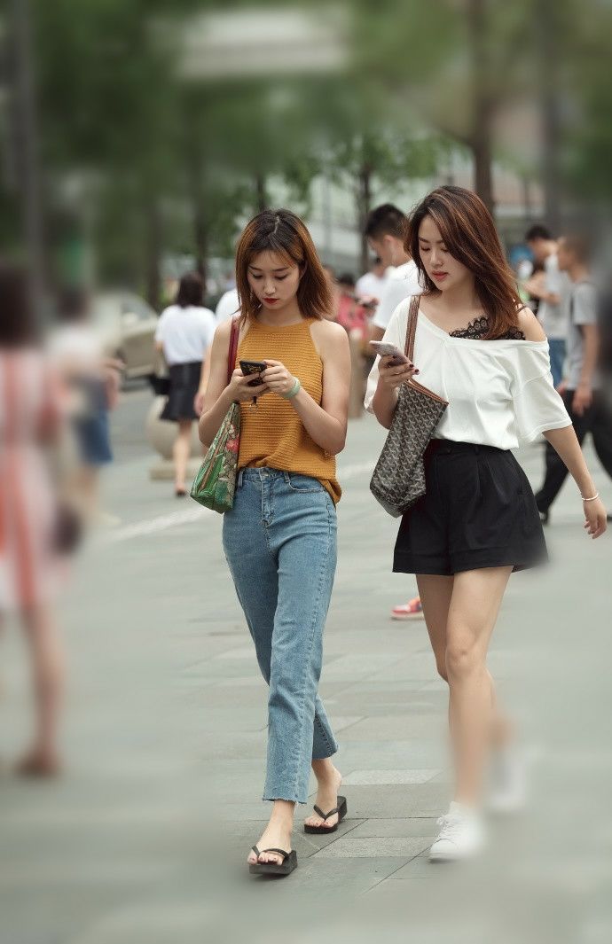 街拍:图5美女清新甜美微微笑,碎花短裙少女心,大气婉约玲珑身