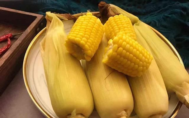 煮玉米时,只放清水是错的多加2样东西,玉米软糯香甜,收藏了