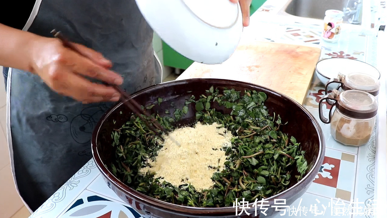 搅拌均匀|马齿苋最好吃的做法，家里每次做一大盆不够吃，吃着真香