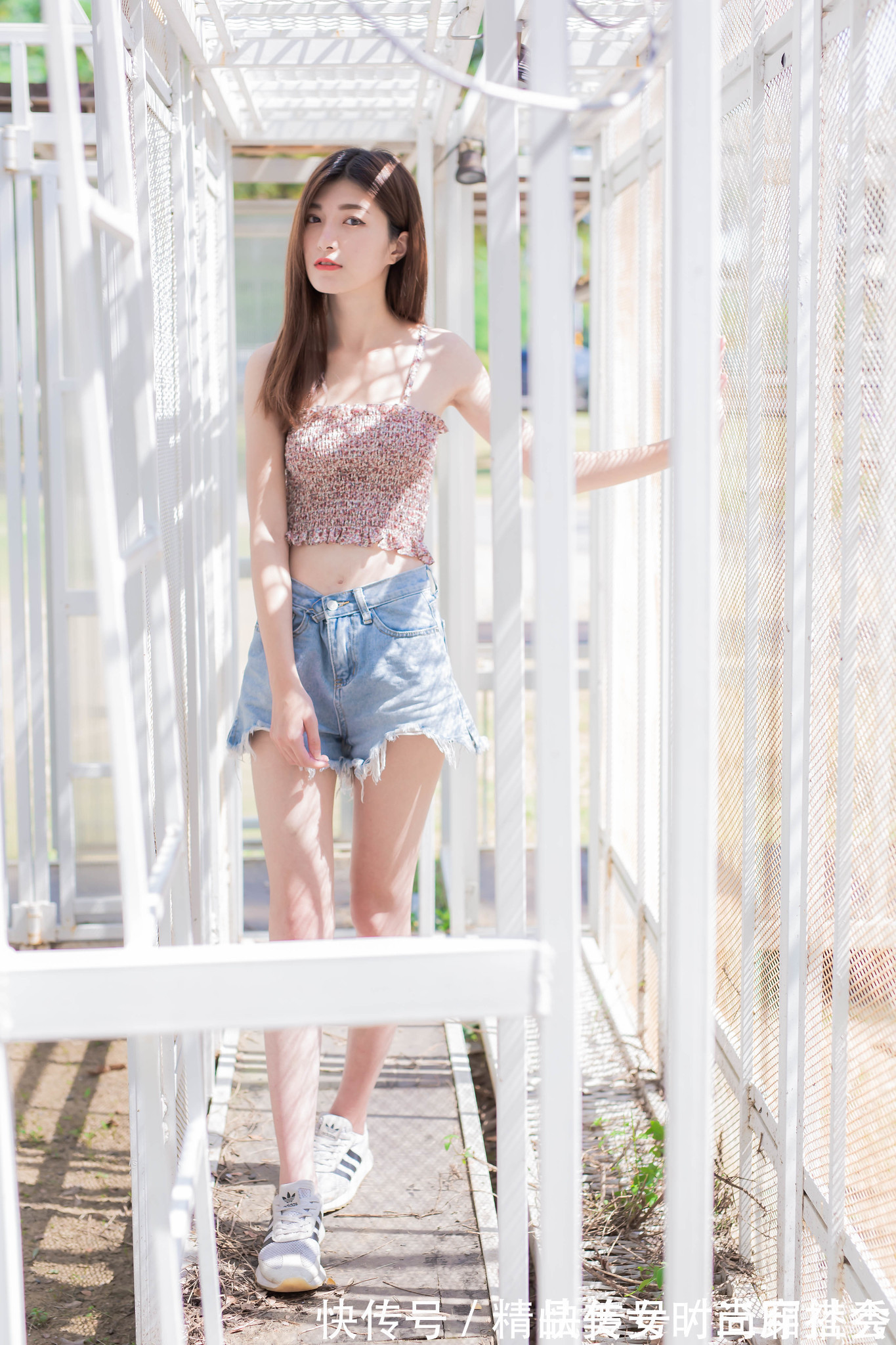 穿搭|碎花的吊带背心清新又时尚,搭配一条高腰牛仔短裤,休闲范十足