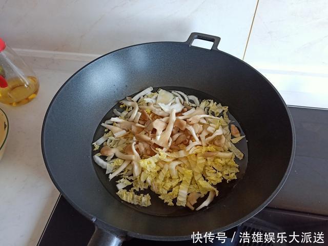 不贵|我家的极简晚餐,3个菜15分钟,好吃不贵又简单,吃得开心舒服