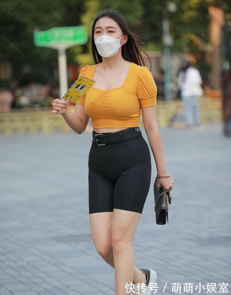 裤子|紧身牛仔裤搭配牛油果色T恤，甜美端庄又可爱，美的清新脱俗