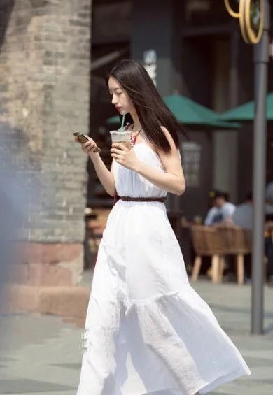 街拍：小姐姐笑容甜美，牛仔短裤外加层白纱，尽显优雅的女神范儿