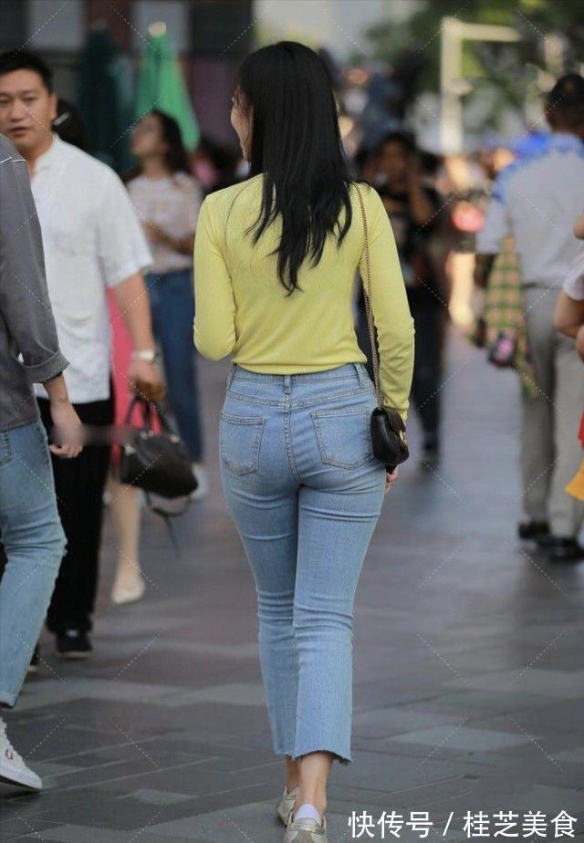 小姐姐 黄色针织上衣搭配八分牛仔裤,简约时尚,笑容迷人