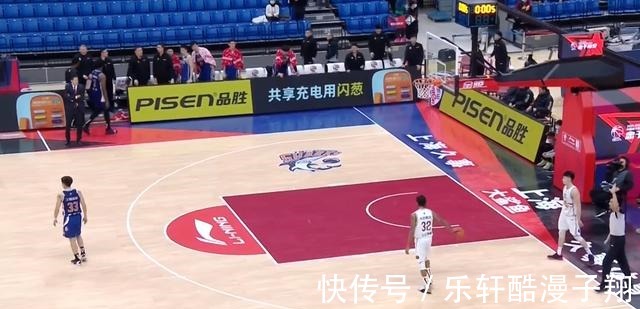 李春江|难堪!郭昊文无人防守秀扣篮,李春江国骂问候马布里