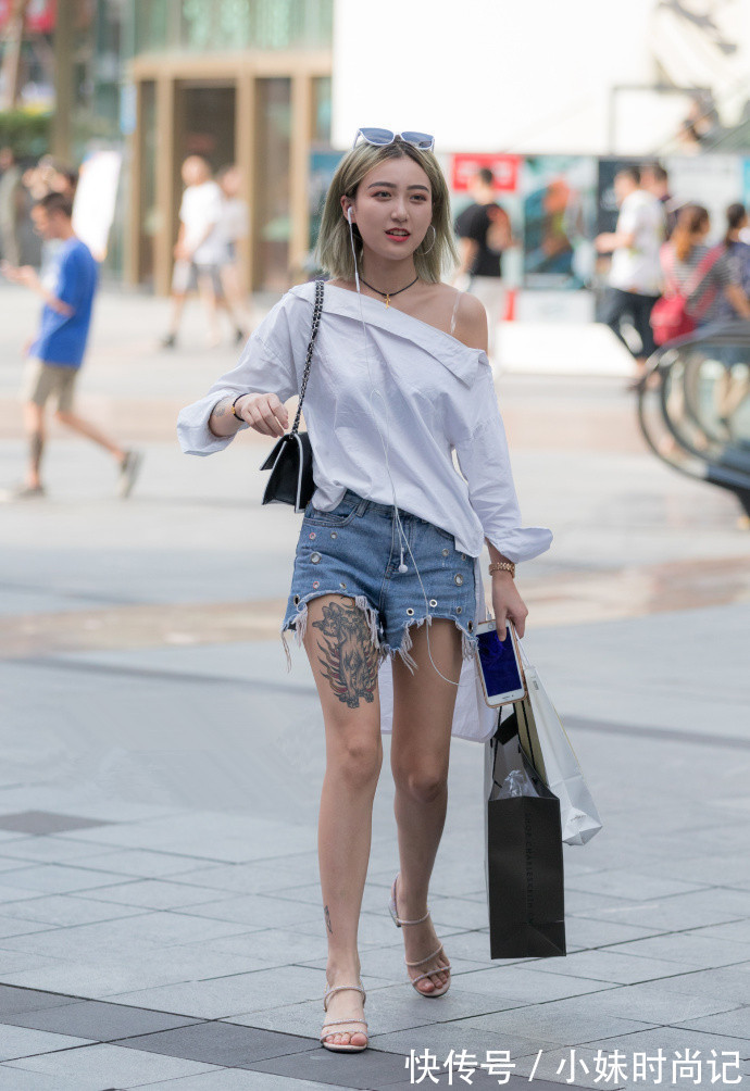 天际 街拍路人,几款简单时尚的穿搭,告别繁琐照样美出天际