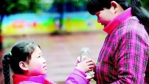 宝宝|喂完娃妈妈抢时间吃饭,回头看到宝宝的眼神,宝妈:再累也值得