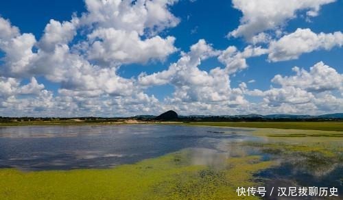 漂亮|航拍乌兰布统将军泡子，蓝天白云倒在之中，水面上还有漂亮的黄花