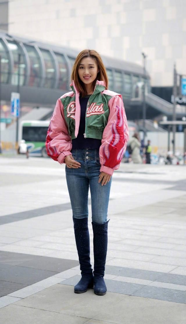 简单大方的牛仔裤搭配更帅气，让你穿起来更加挺拔有型