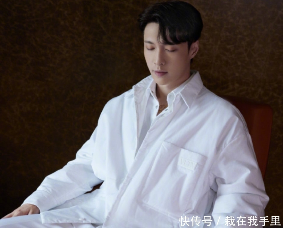 张艺兴拿到驾驶证,并晒出照片来炫耀,但大头照更令人注意