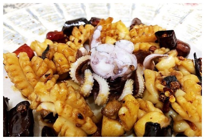 炒鱿鱼时，直接下锅炒错了，多加一步，鱿鱼鲜嫩爽口，亮白不腥气