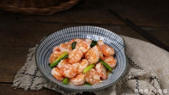  清洗干净|葱爆虾仁没香味？把握3个小技巧，味道鲜美，色泽红亮